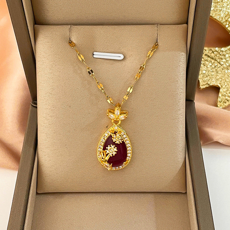 Collana da donna a forma di farfalla, in acciaio al titanio con finitura placcata e catena ondulata, dal design minimalista