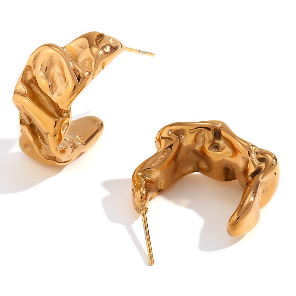 Orecchini da donna in acciaio inossidabile a forma di luna in stile francese minimalista con placcatura in oro 18 carati e design a pieghe irregolari testurizzate