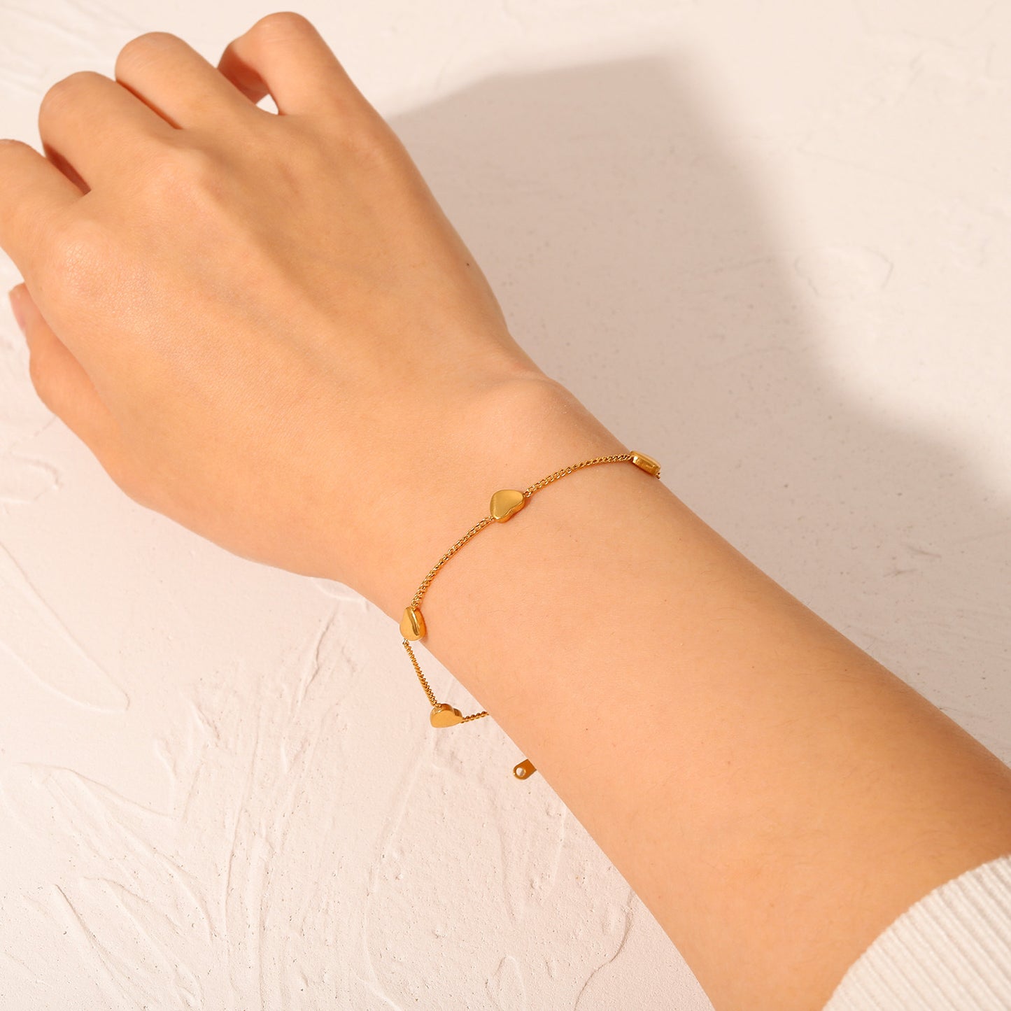 Bracciale sottile geometrico in acciaio inossidabile placcato oro 18 carati da donna con quattro ciondoli a cuore, gioiello di moda per souvenir di viaggio