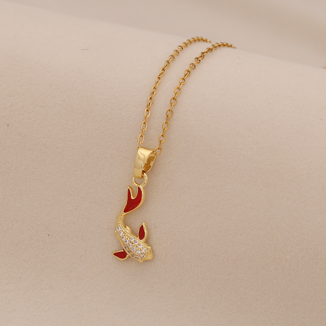 Elegante collar con colgante de pez koi rojo de acero inoxidable con acabado chapado para mujer
