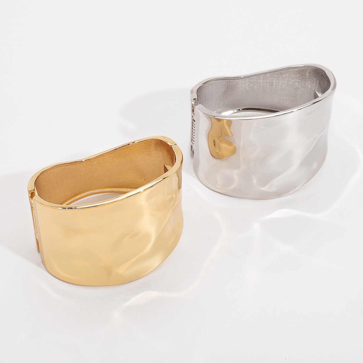 Pulsera de aleación geométrica minimalista con acabado pulido y diseño de muelle para mujer