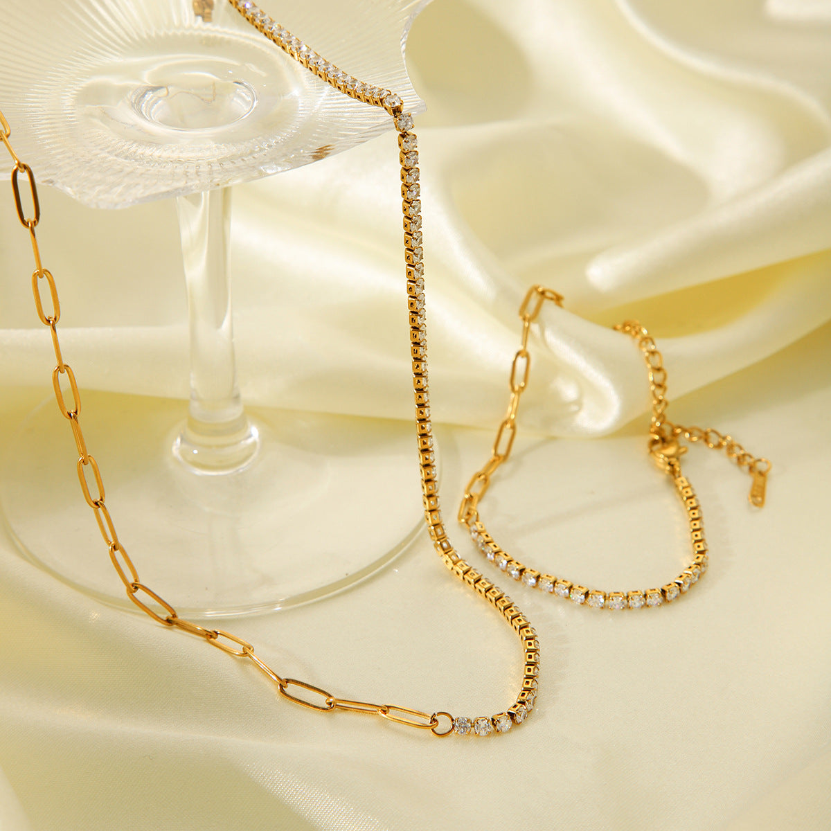 Collana Minimalista in Acciaio Inossidabile Geometrico Placcato Oro 18K con Artiglio in Acciaio al Titanio e Accenti di Zirconi per Donne