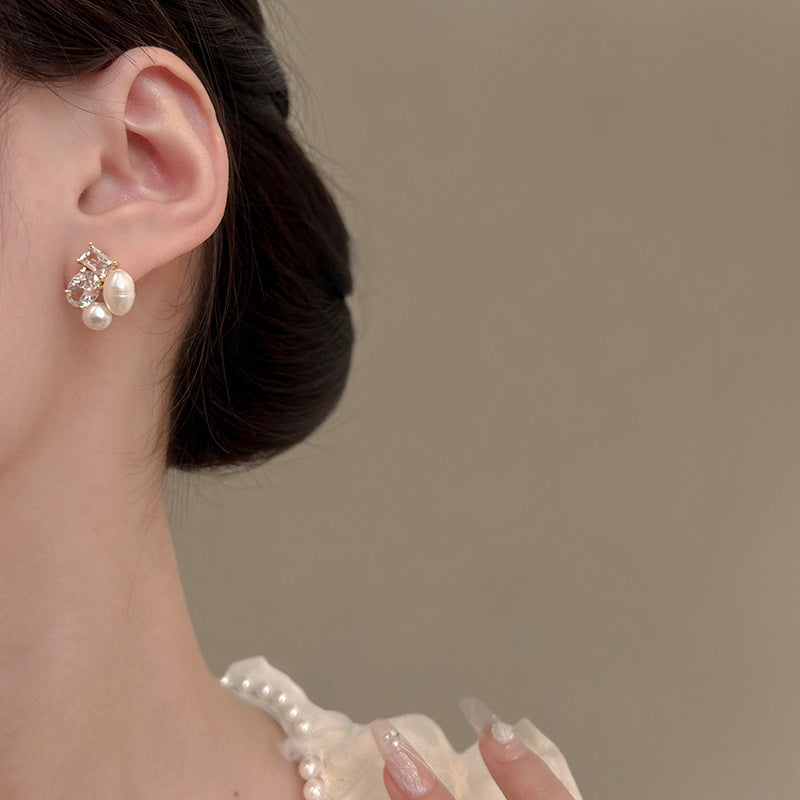 Orecchini di Lusso a Perno Geometrici con Perle d'Acqua Dolce e Intarsio di Zirconi, per Donne, Ispirazione Francese, Eleganza Minimalista e Raffinata