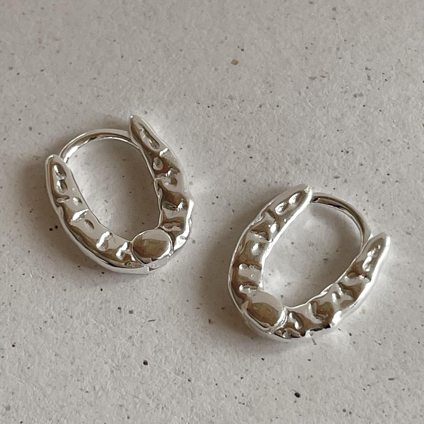 Orecchini a clip da donna in argento sterling 925 dalla forma irregolare e minimalista, con finitura galvanica