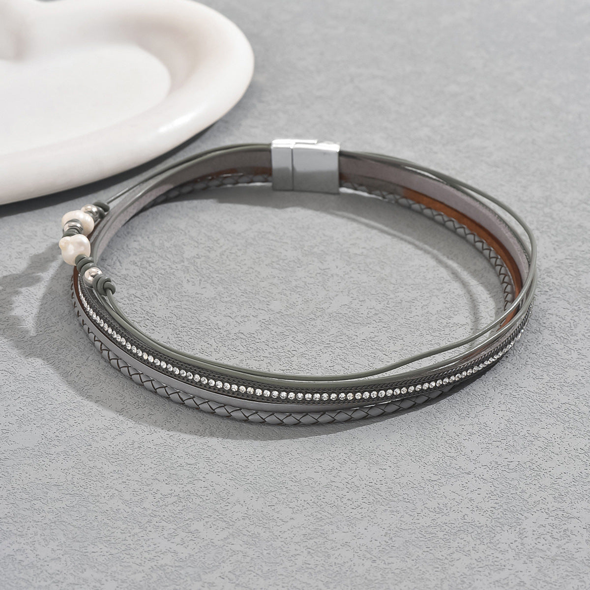 Bracciale in pelle di lusso minimalista geometrico da donna con intarsi di strass e accenti circolari a pois rotondi e ovali
