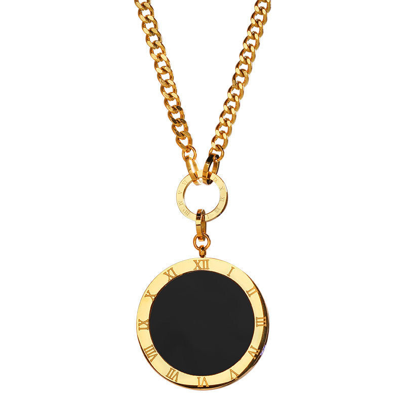 Collana con Pendente Minimalista a Numeri Romani su Due Lati in Acciaio al Titanio con Finitura Lucida da Donna
