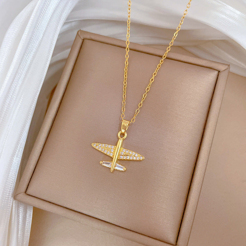 Collana Minimalista in Acciaio al Titanio a Forma di Aereo con Intarsio di Strass da Donna, Ciondolo Geometrico su Catena in Acciaio al Titanio