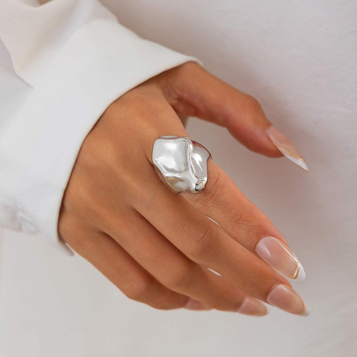 Anillo minimalista asimétrico con forma de hoja de aleación con superficie texturizada y diseño de banda abierta para mujer