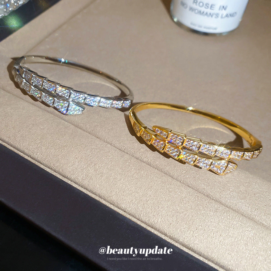Bracciale da donna di lusso vintage placcato oro 18 carati con fibbia trapezoidale e intarsio in zirconi