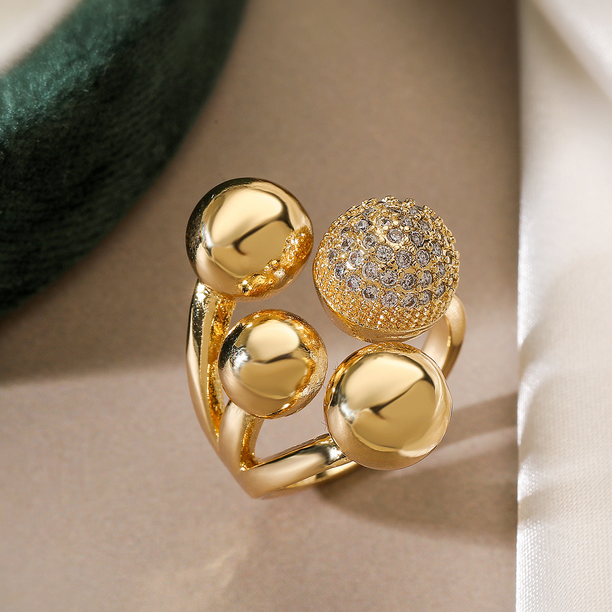 Anello aperto geometrico irregolare da donna in rame con placcatura in oro e intarsio di zirconi