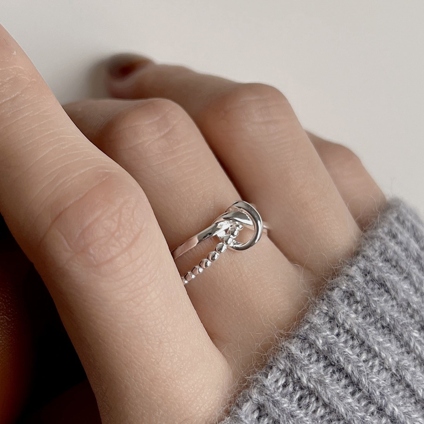Anillo Minimalista Doble de Nudo para Mujer en Plata de Ley 925 con Acabado Pulido