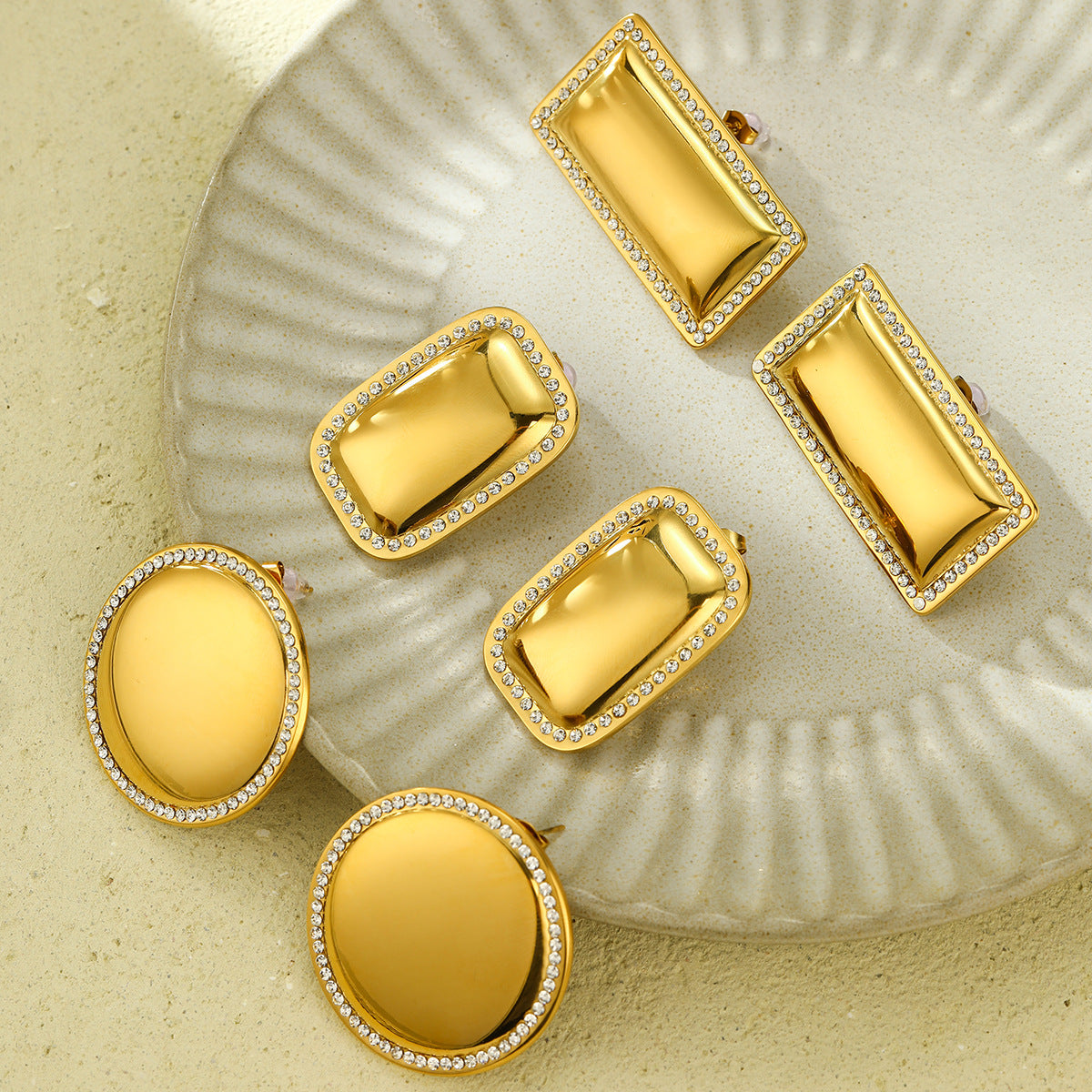 Pendientes de Acero Inoxidable Minimalistas Geométricos de Lujo con Baño de Oro de 18K e Incrustaciones de Pedrería Blanca, Diseño Rectangular de Acero de Titanio para Mujer