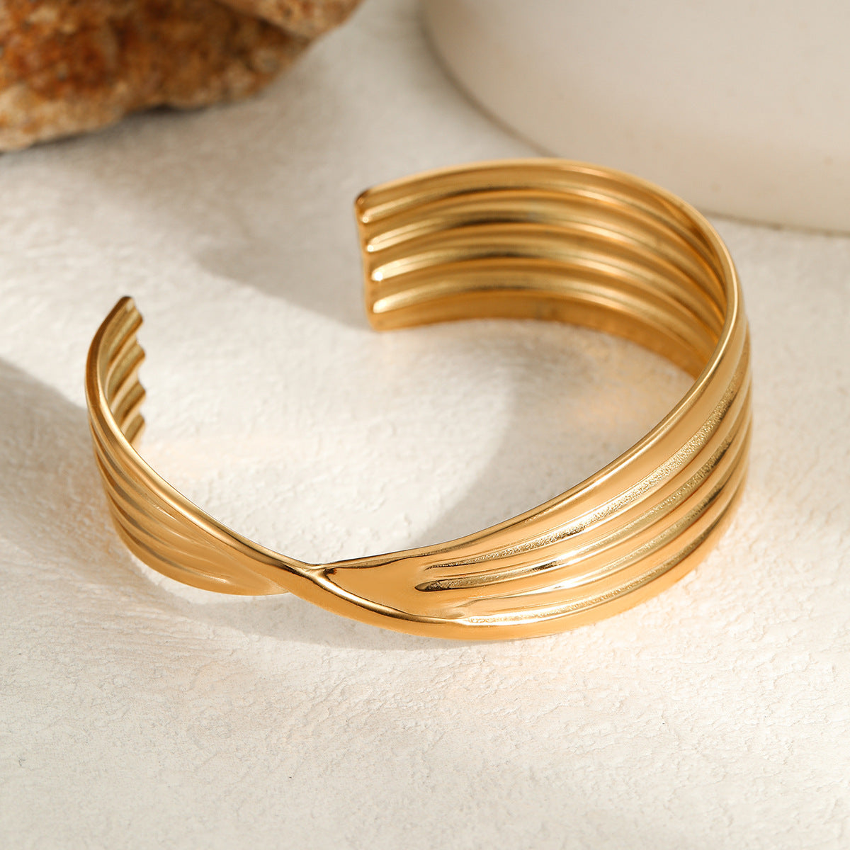 Fashionable OL Style Geometric Stainless Steel Bracelet with 18K Gold Plating and Floral Design Luxury Hand Jewelry