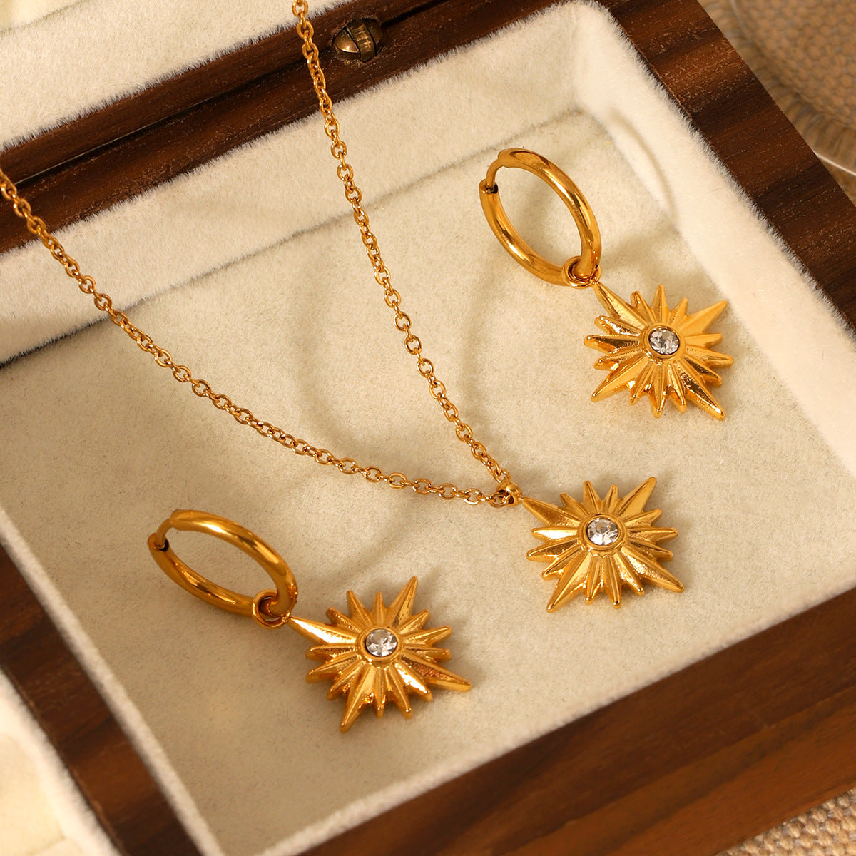 Collana con Pendente a Stella a Otto Punte Geometrica Minimalista in Acciaio Inossidabile con Intarsio di Strass e Placcatura in Oro 18K da Donna