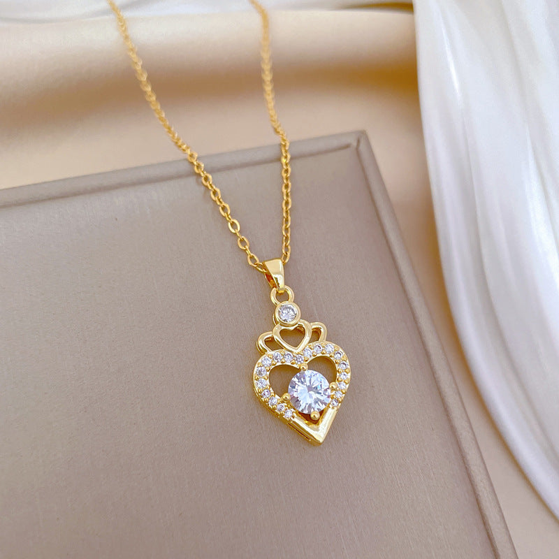 Elegante Collar con Colgante de Corazón de Corona Hueca para Mujer, Cadena Delicada de Acero Inoxidable para Clavícula con Acentos de Pedrería