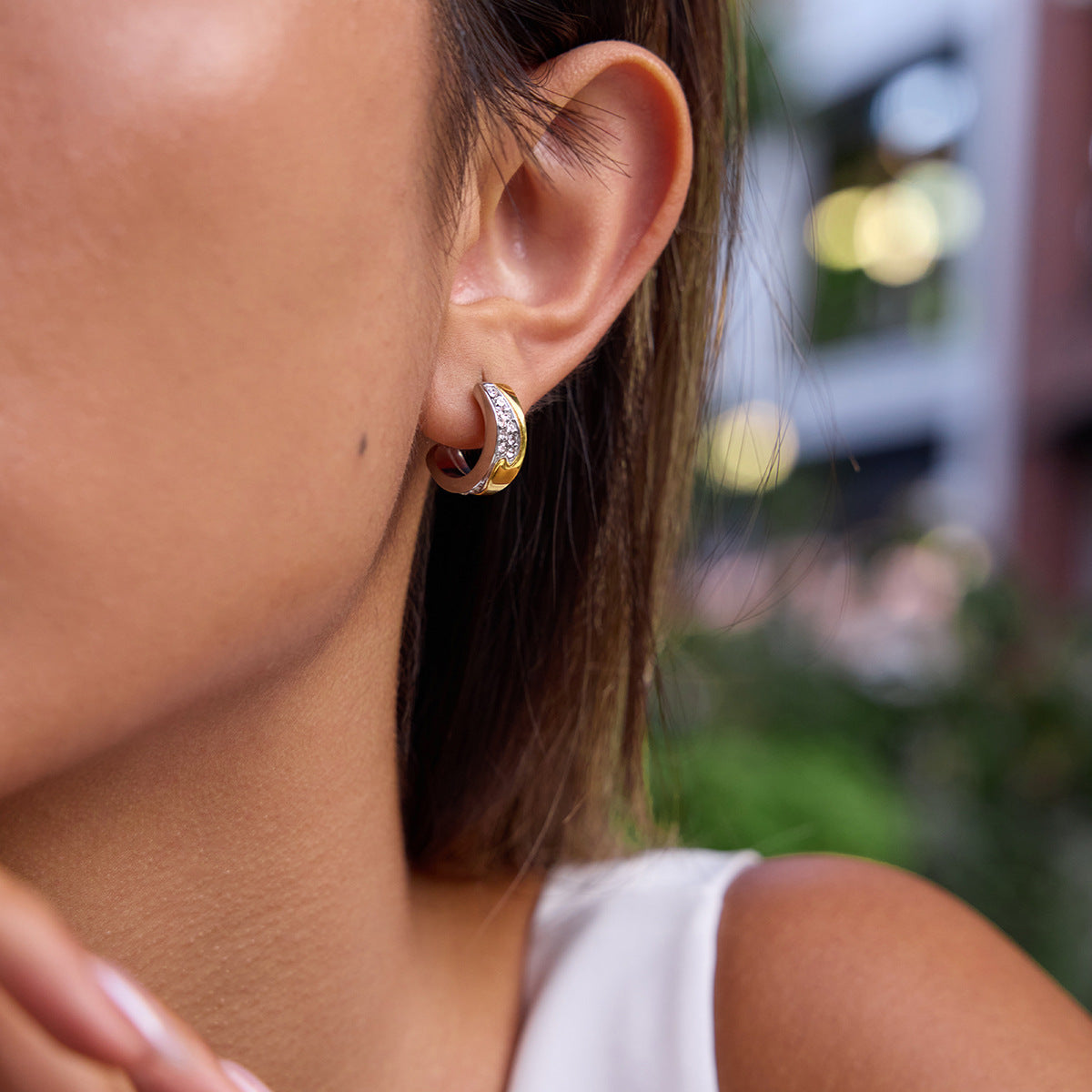 Pendientes de aro en C geométricos de acero inoxidable con detalles de diamantes de imitación para mujer con acabado chapado de aspecto minimalista de lujo