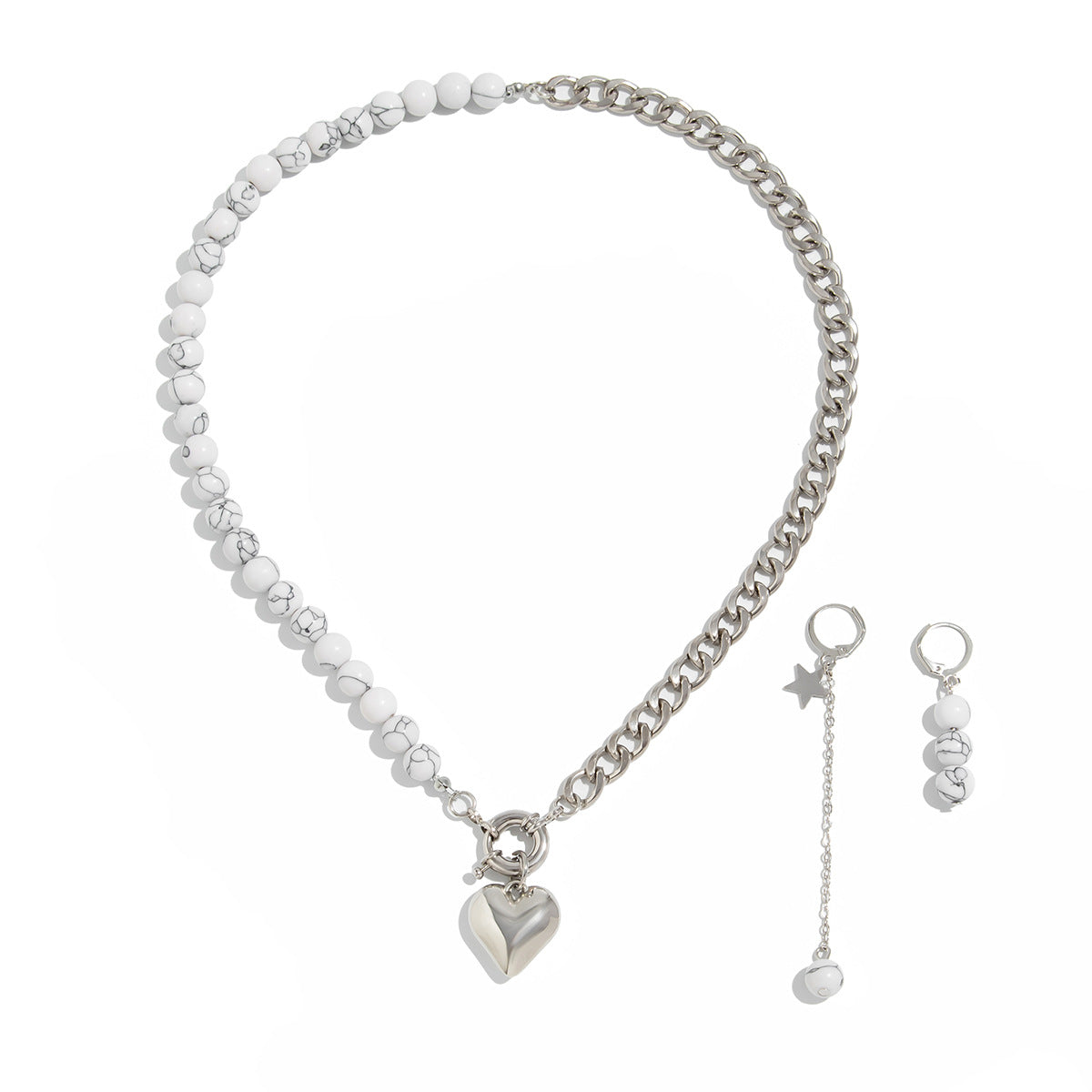 Collana pendente a cuore asimmetrico minimalista con pendente in lega e finitura placcata su catena in alluminio con perline turchesi