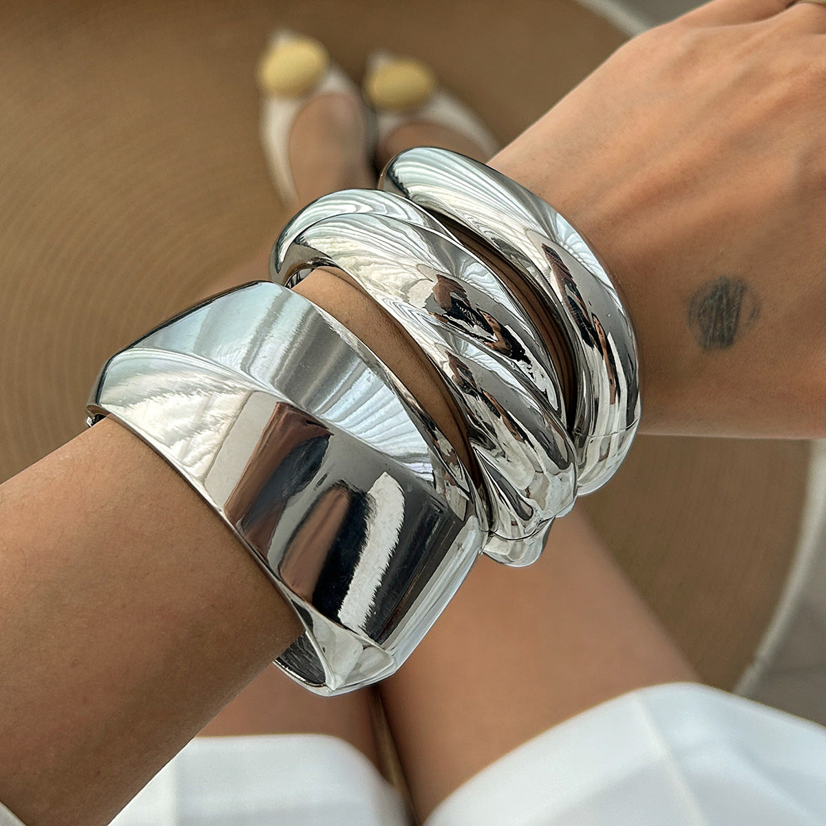 Bracciale rigido geometrico aperto da donna con finitura in lega lucida e superficie placcata