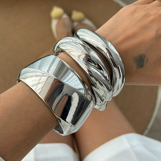 Bracciale rigido geometrico aperto da donna con finitura in lega lucida e superficie placcata