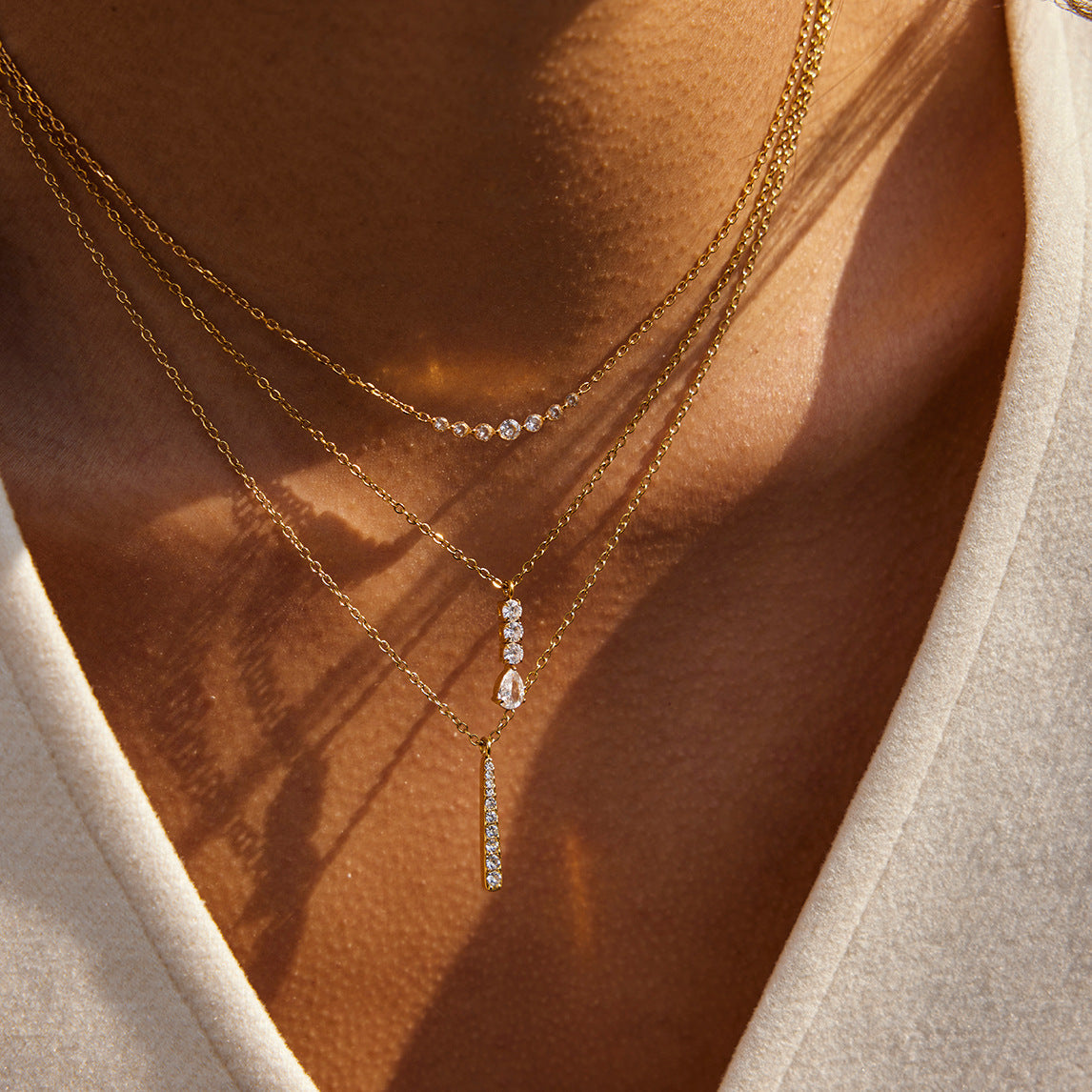 Set di collana con ciondolo a goccia minimalista in acciaio al titanio con intarsio di strass e orecchini in acciaio inossidabile placcato per donna