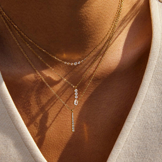 Set di collana con ciondolo a goccia minimalista in acciaio al titanio con intarsio di strass e orecchini in acciaio inossidabile placcato per donna