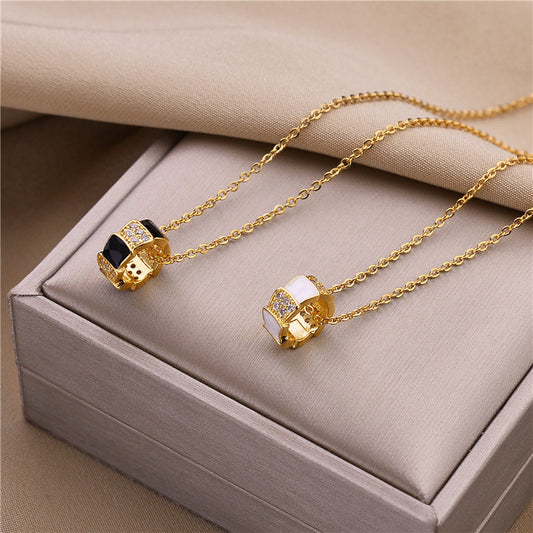 Collar minimalista de cadena de serpiente de titanio y acero con baño de oro rosa de 18 quilates, circonita y colgante de gota de nácar blanco