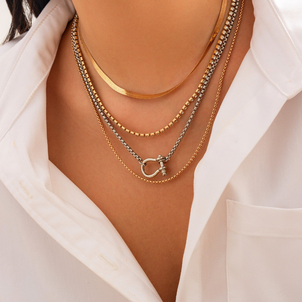 Collana pendente geometrica minimalista da donna con catena a serpente in acciaio al titanio e finitura galvanizzata