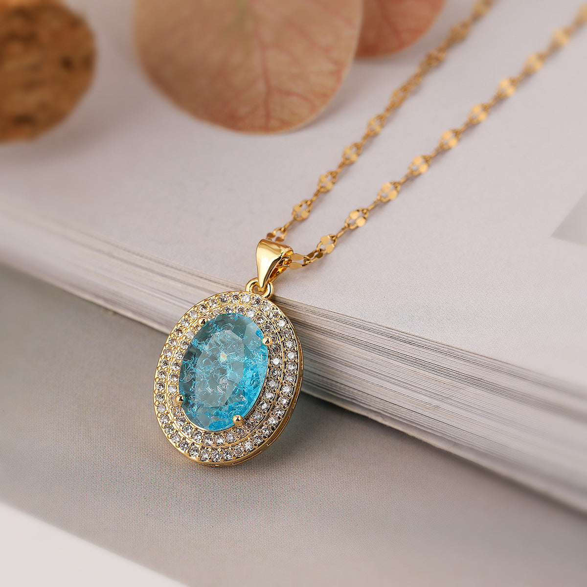 Collana pendente ovale minimalista da donna in ottone con placcatura in oro vero e intarsio di zirconi