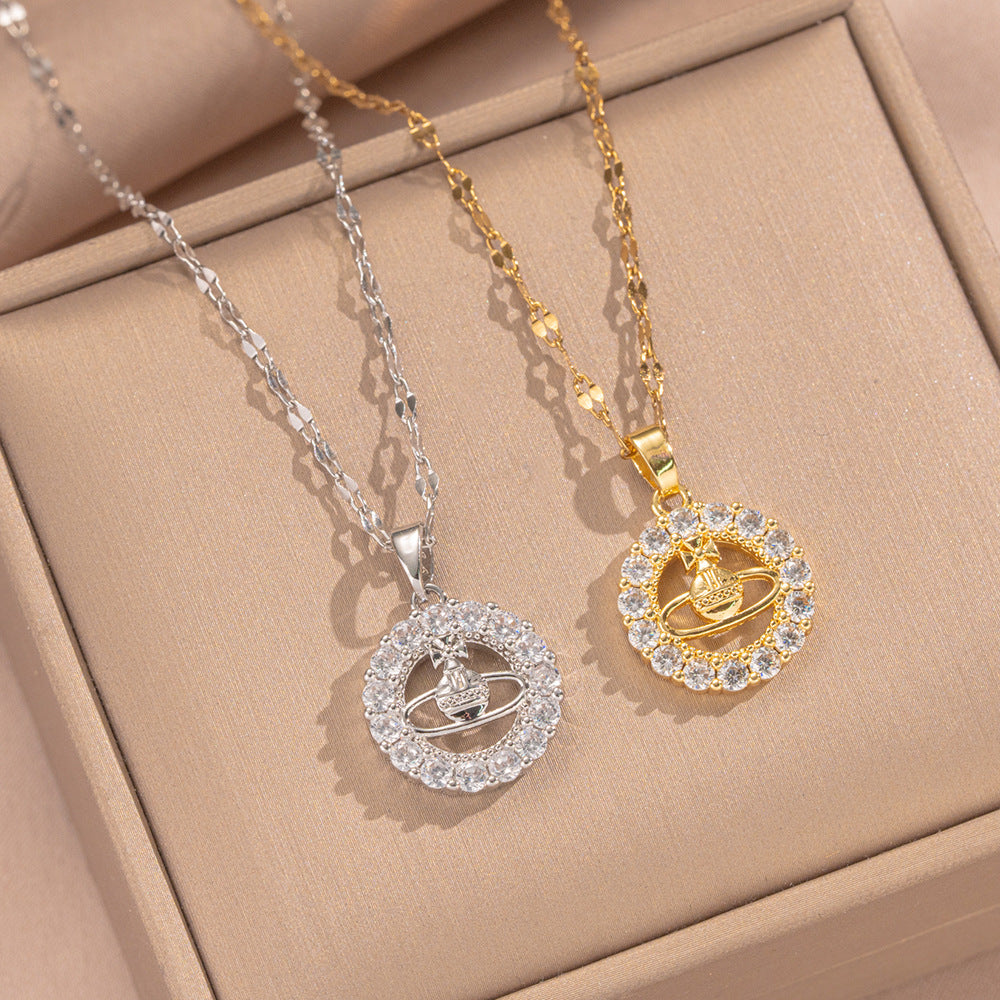 Collana con ciondolo a forma di Saturno in rame placcato oro 18 carati con intarsio di zirconi cubici, stile minimalista di lusso, da donna