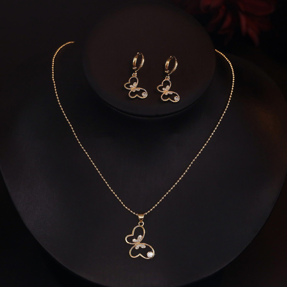 Set di collana e orecchini con ciondolo a farfalla minimalista in rame placcato oro 18 carati e intarsi in zircone