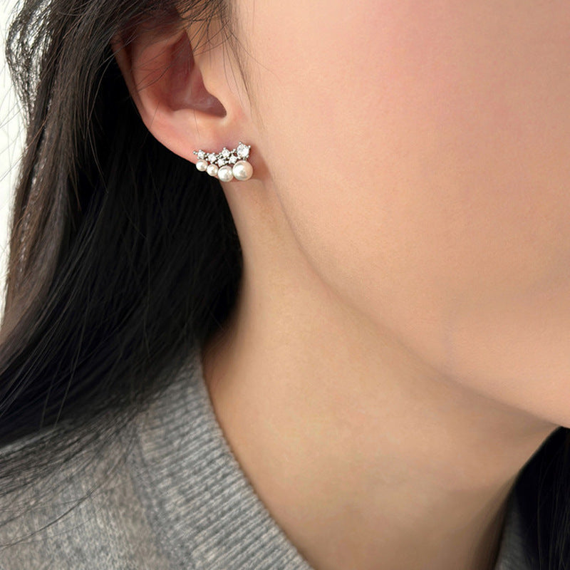 Orecchini a perno eleganti, minimalisti, geometrici con perle e zirconi per donna