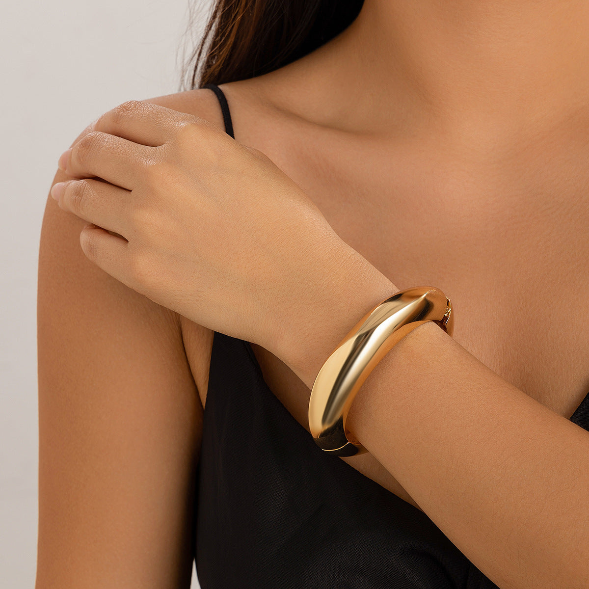 Pulsera Abierta Minimalista para Mujer con Construcción de Aleación Pulida y Cierre de Resorte
