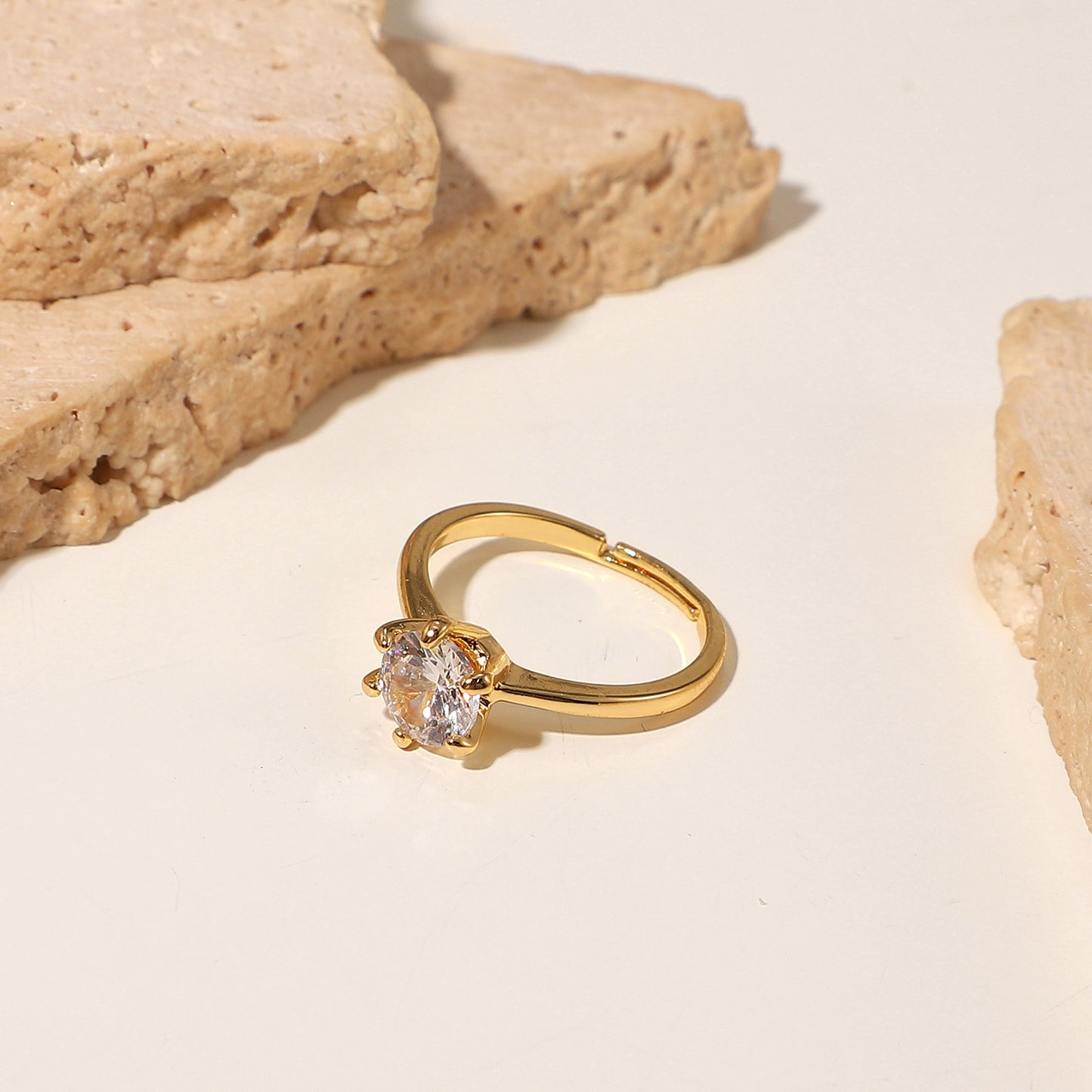 Anello rotondo con zircone bianco a sei griffe in stile cartone animato, in rame placcato oro 18 carati da donna