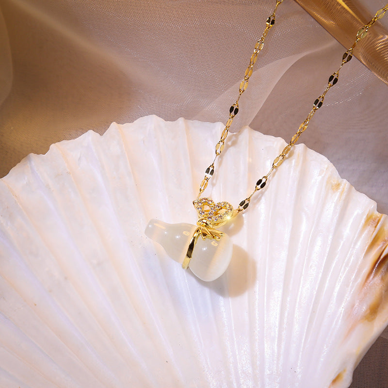 Collana con Pendente a Zucca in Giada Geometrica di Ispirazione Etnica da Donna in Acciaio al Titanio con Finitura Placcata, Catena Minimalista per Clavicole