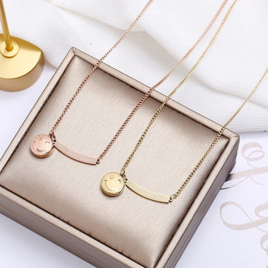 Collana Pendente Faccina Sorridente Minimalista per Uomo e Donna in Acciaio al Titanio con Finitura Placcata