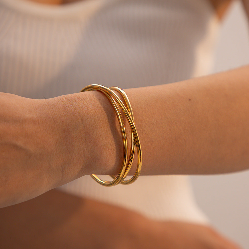 Pulsera de acero titanio con textura geométrica estilo INS para mujer, con baño de oro de 18K y diseño de brazalete abierto.