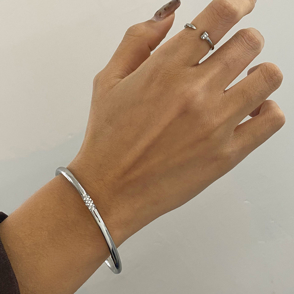 Bracciale geometrico placcato in acciaio inossidabile da donna con estetica minimalista di lusso