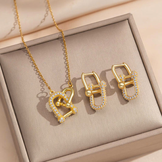 Collar de cadena en O de acero de titanio con colgante chapado en oro PVD de cobre con circonita en forma de herradura de doble anillo en U, de moda ligera de lujo para mujer