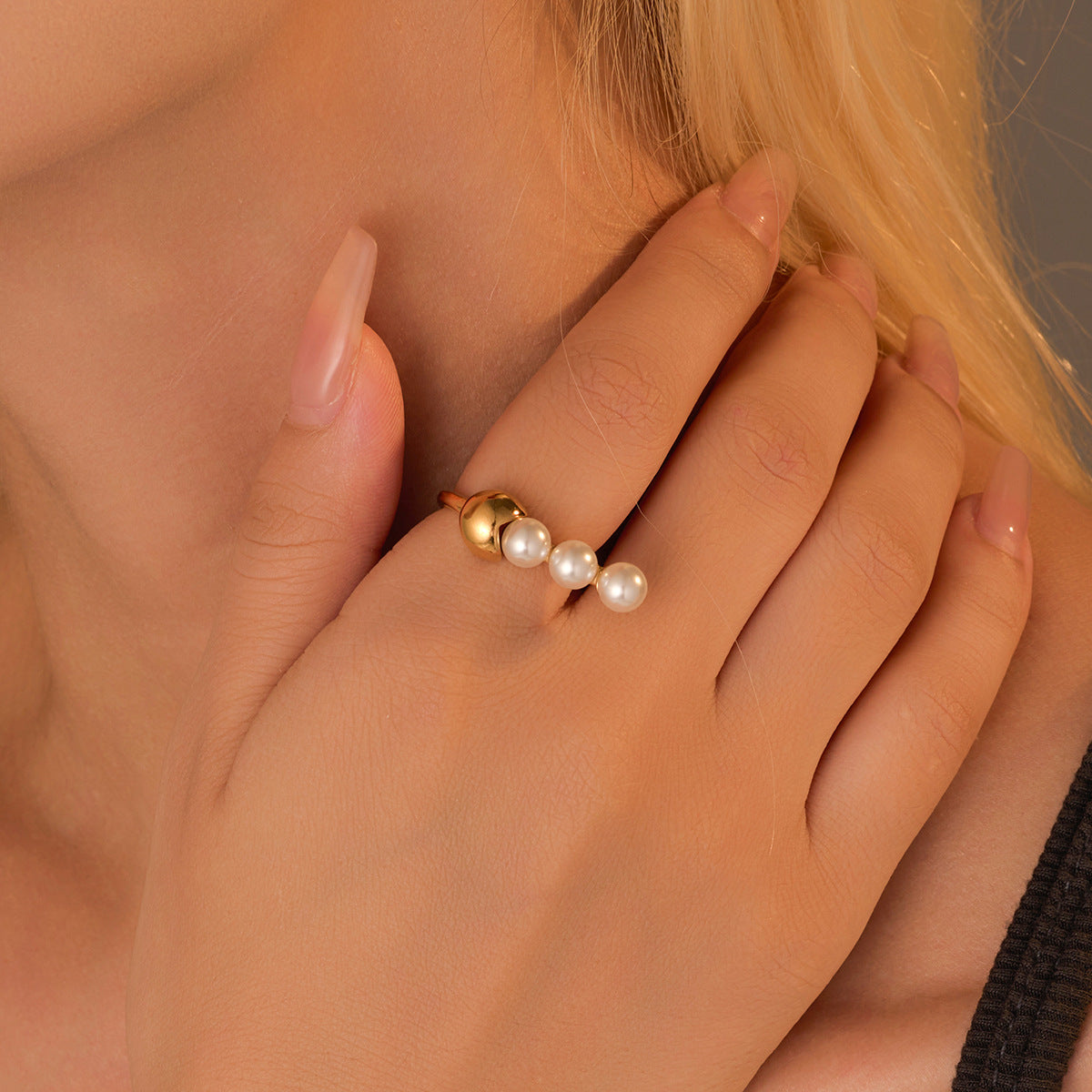 Anello da donna minimalista geometrico in acciaio inossidabile con placcatura in oro 18 carati e intarsio di perle