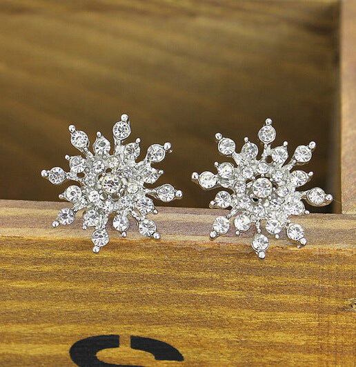 Pendientes minimalistas de astas de ciervo para mujer con acentos de copo de nieve de circonita en cobre chapado y postes de acero inoxidable