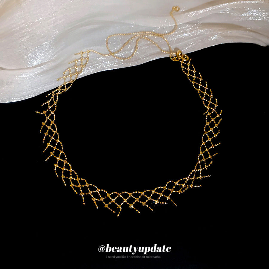 Collar con colgante calado minimalista de inspiración coreana para mujer con cadena de cobre chapado y diseño delicado para clavícula