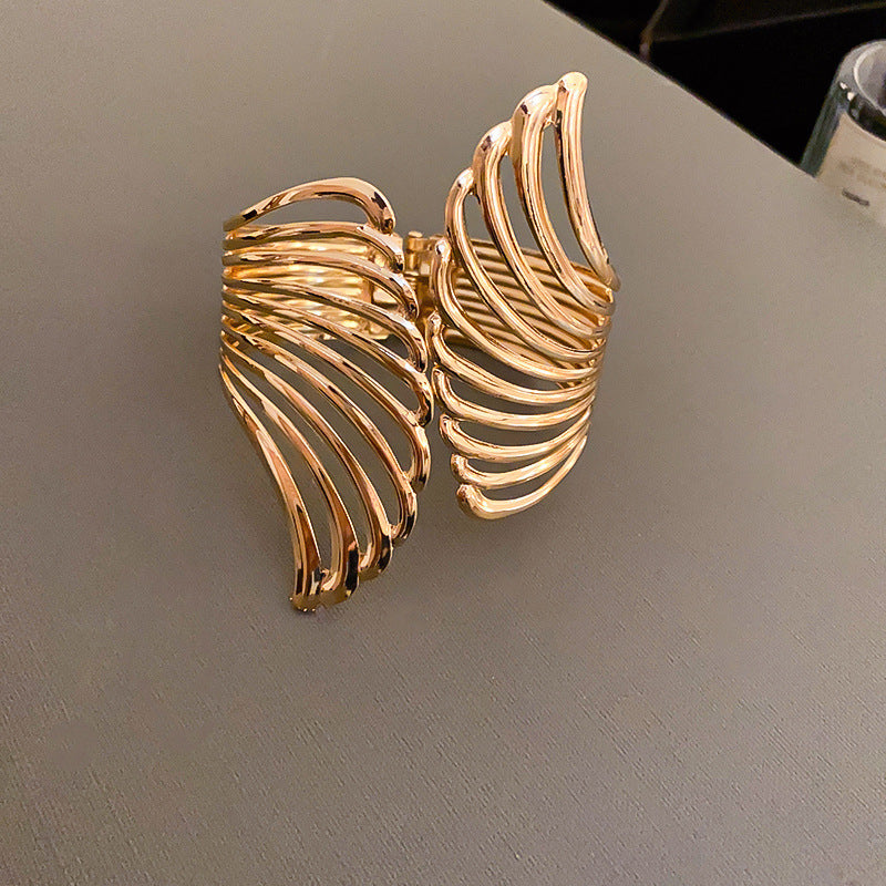 Pulsera de metal con patrón de cuadrícula geométrica de tono frío minimalista con acabado galvanizado para mujer