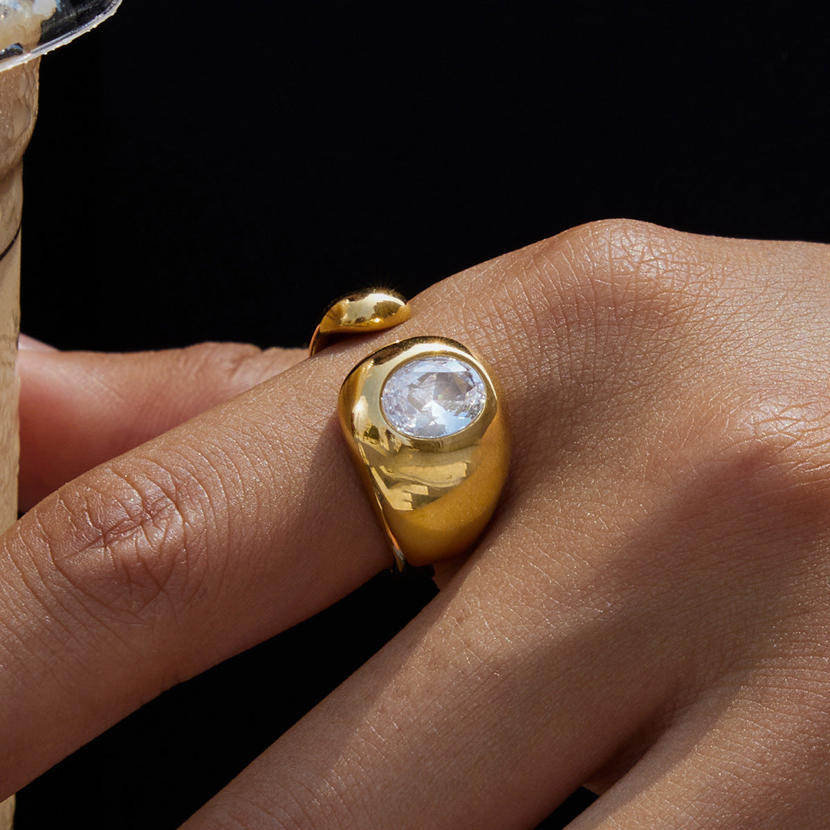 Anillo geométrico de moda chapado en oro de 18 quilates de acero inoxidable con diamantes de imitación para mujer