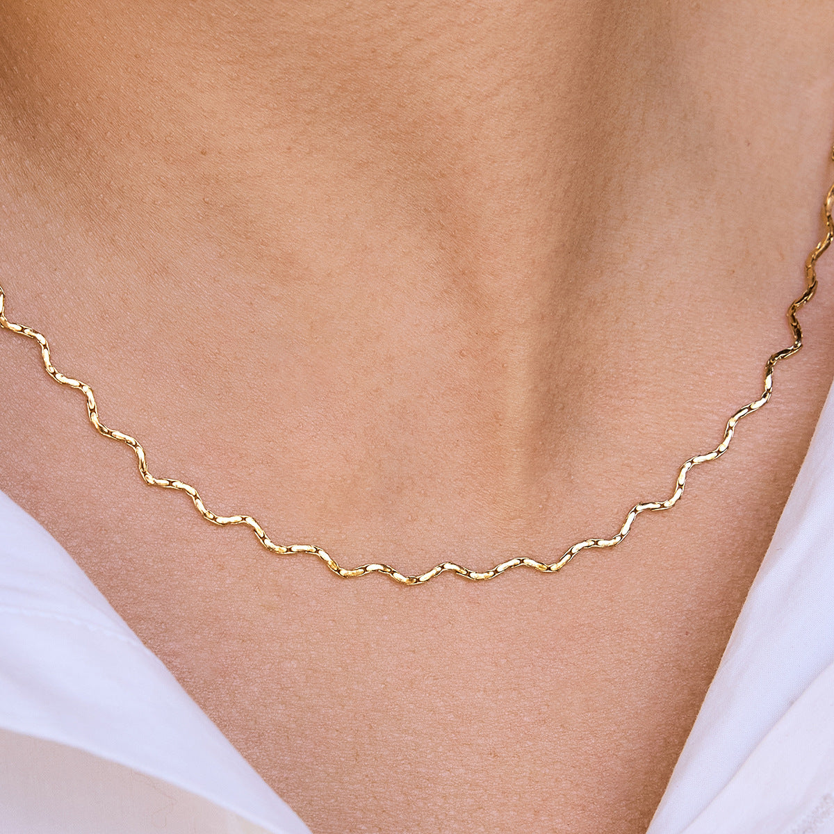 Collar con Colgante de Ola Geométrica Minimalista para Mujer en Acero de Titanio con Chapado en Oro PVD y Cadena de Acero Inoxidable