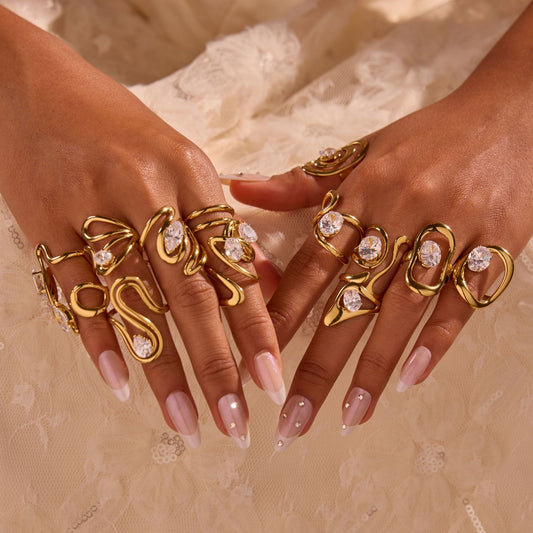Anillo Minimalista Geométrico de Acero Inoxidable con Baño de Oro de 18K y Detalles de Zirconia para Mujer