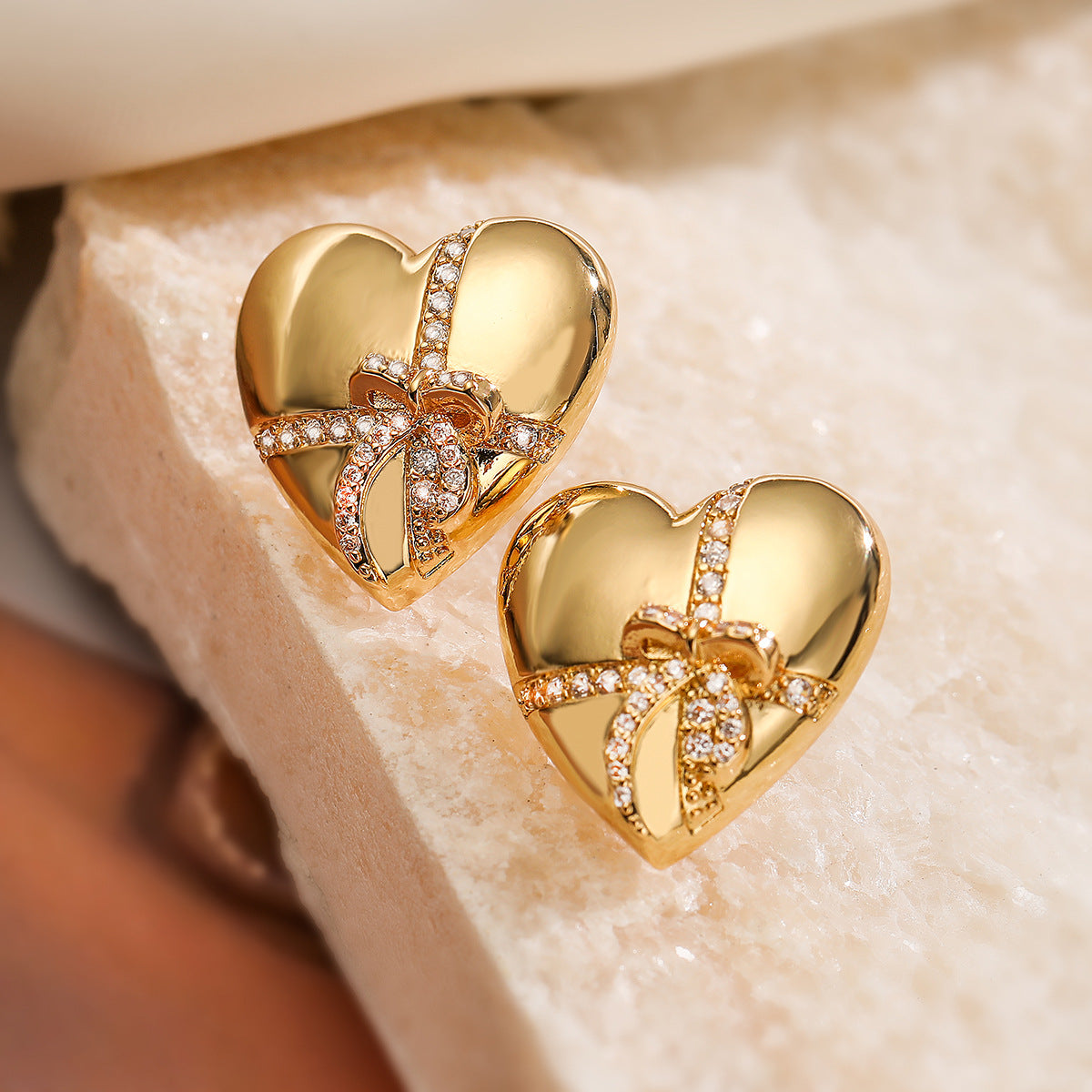 Orecchini a Cuore Minimalisti in Rame Placcato Oro 18K con Zirconi Micro-Incastonati da Donna