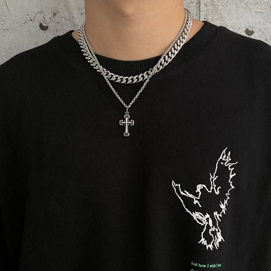 Collar con colgante de cruz vintage oscuro para hombres y mujeres en acero de titanio con acabado chapado y diseño de cadena tipo O