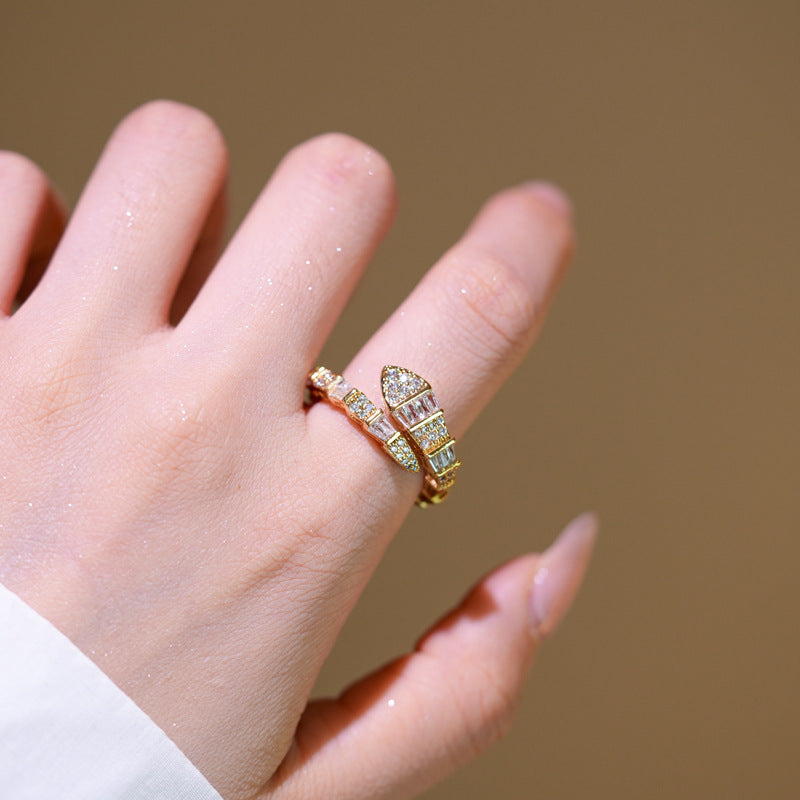 Anello Minimalista di Lusso Regolabile a Forma di Serpente in Zircone per Donna, in Rame Placcato Oro con Design Contemporaneo Elegante