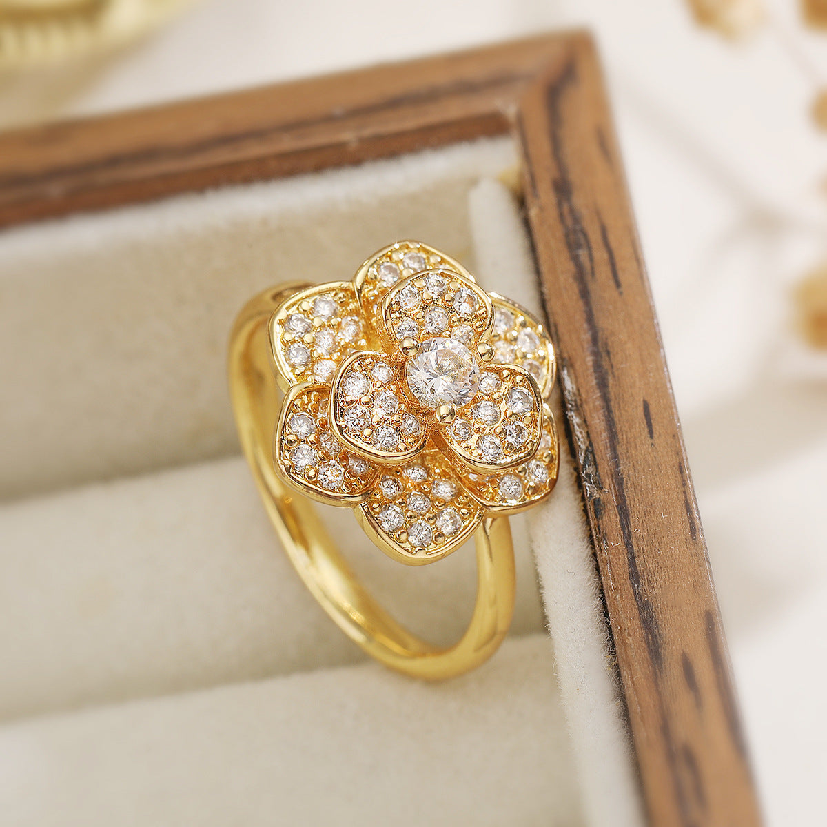 Anello in rame girevole a forma di farfalla floreale con placcatura in oro 18K e intarsio in zircone da donna, anello geometrico minimalista alla moda