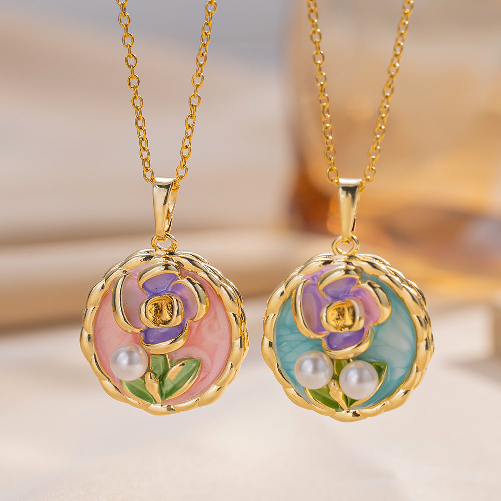 Collana con ciondolo floreale e geometrico smaltato vintage francese in acciaio al titanio con perla d'acqua dolce barocca